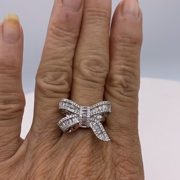 Earring vintage clip on, EUC, white gold colour, crystals, organic design - Picture 10 of 16